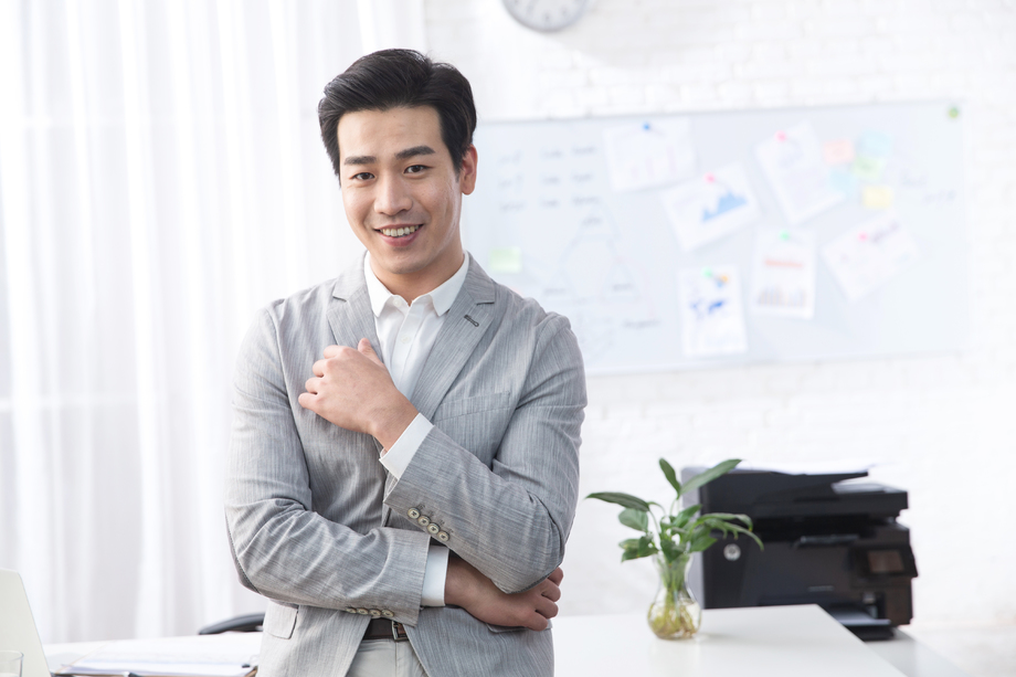 青年商务男人在办公照片