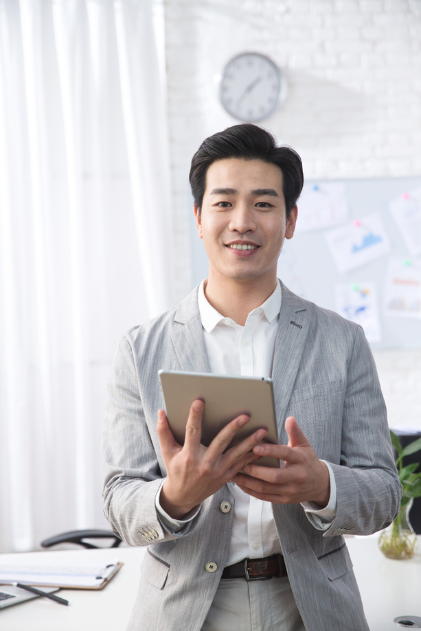青年商务男人拿着平板电脑办公 青年商务男人拿着平板电脑办公