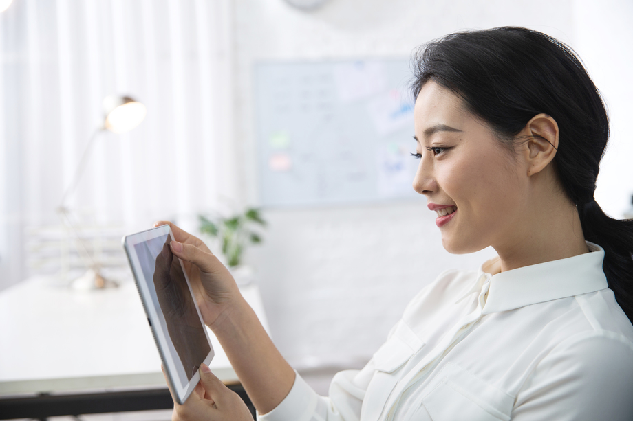青年商务女人使用平板电脑办公