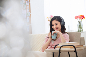 快乐的青年女人听音乐图片