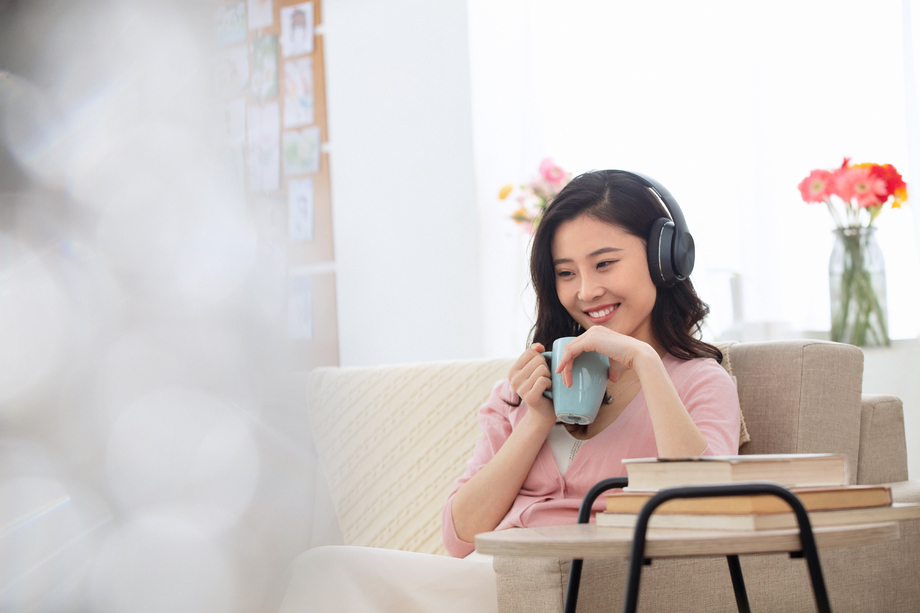快乐的青年女人听音乐图片