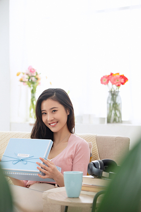 青年女人收到礼物图片