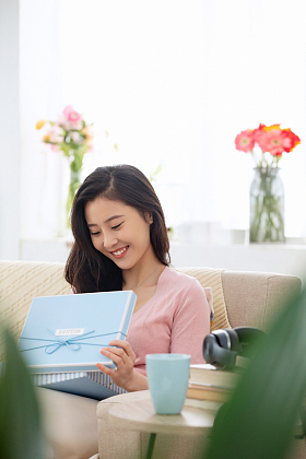 青年女人收到礼物