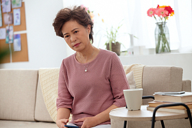 忧虑的老年人照片