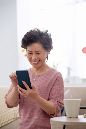 快乐的老年人看手机图片