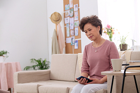 忧虑的老年人照片