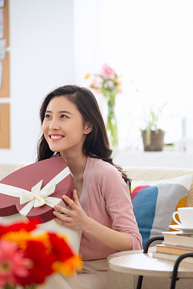 青年女人收到礼物图片
