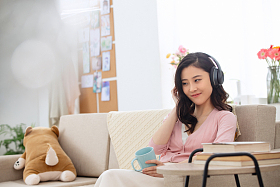 快乐的青年女人听音乐