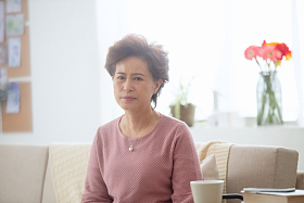 忧虑的老年人照片