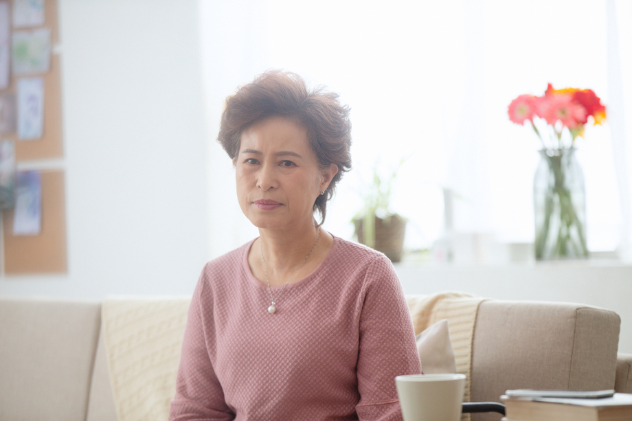 忧虑的老年人照片 忧虑的老年人照片