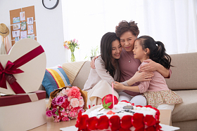 快乐的祖孙三代照片