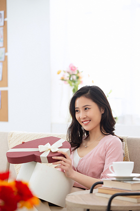 青年女人收到礼物