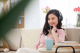 快乐的青年女人听音乐照片