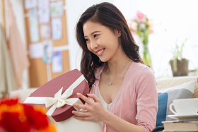 青年女人收到礼物照片