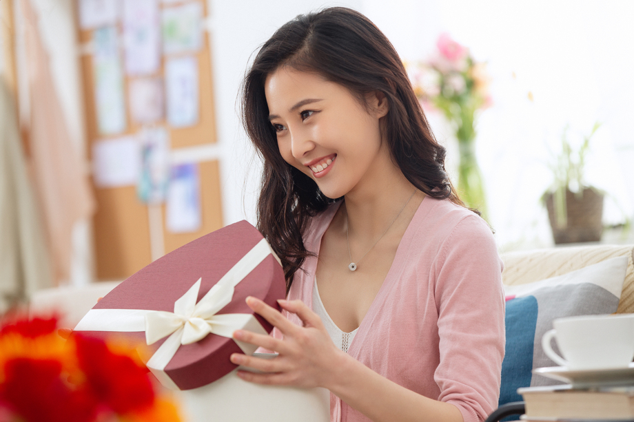 青年女人收到礼物照片