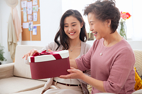 女儿给母亲送礼物图片