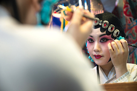 女京剧演员后台化妆