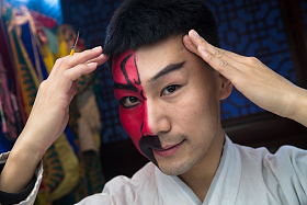 男京剧演员后台化妆