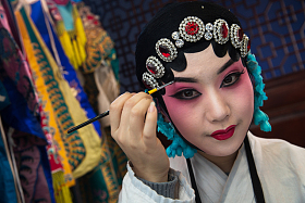 女京剧演员后台化妆