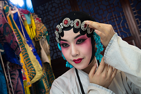 女京剧演员后台化妆