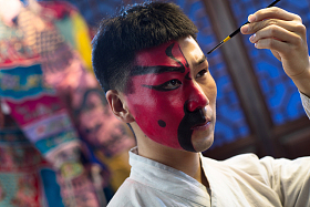 男京剧演员后台化妆