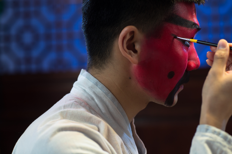 男京剧演员后台化妆