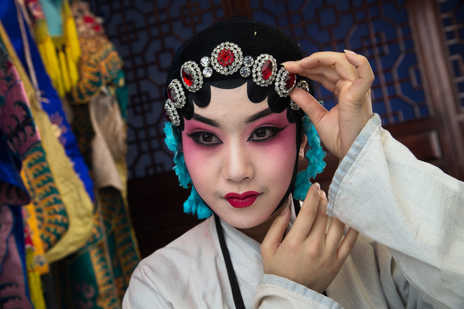 女京剧演员后台化妆