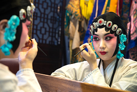 女京剧演员后台化妆