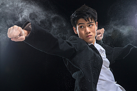 练武术的青年男人图片