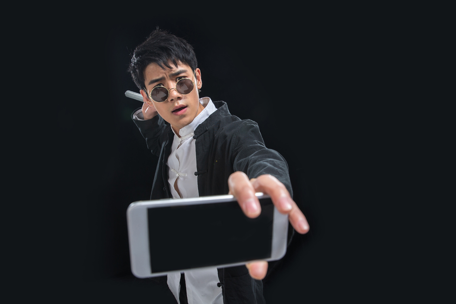古装男子拿着手机 古装男子拿着手机