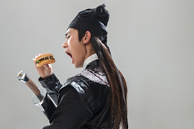 吃汉堡的青年男人