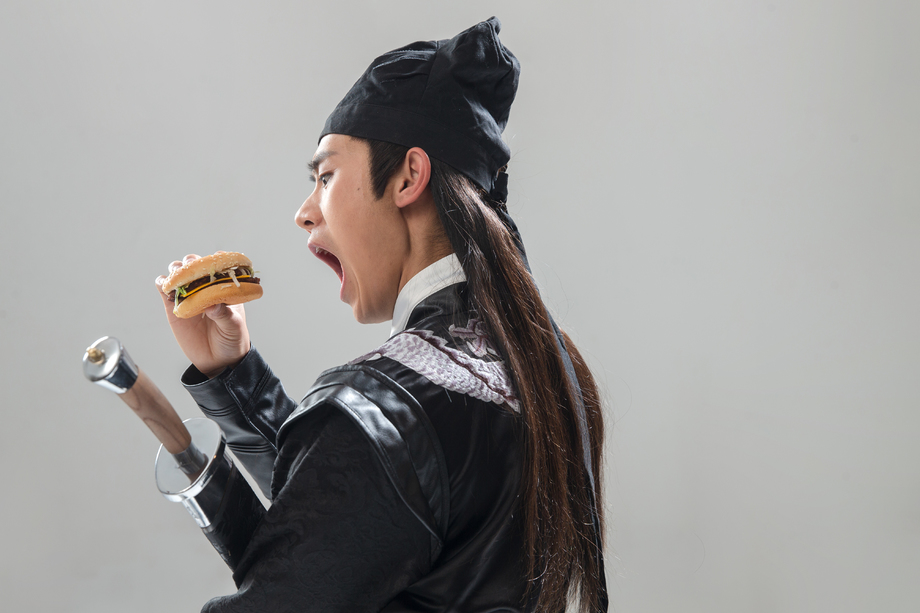 吃汉堡的青年男人 吃汉堡的青年男人