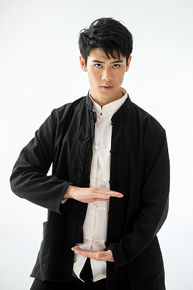 练武术的青年男人图片