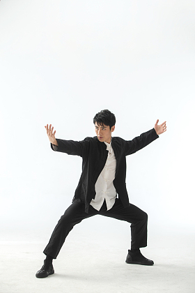 练武术的青年男人图片