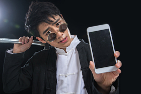 古装男子拿着手机