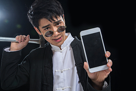 古装男子拿着手机