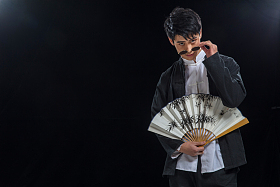 戴墨镜的青年男人