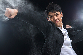 练武术的青年男人图片