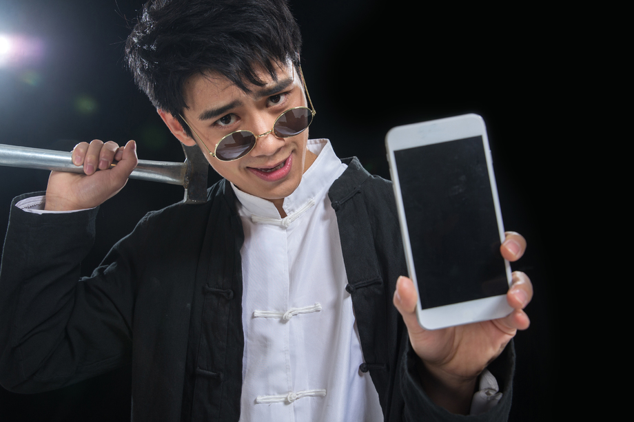 古装男子拿着手机 古装男子拿着手机