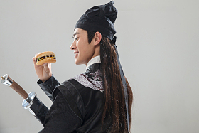 吃汉堡的青年男人照片