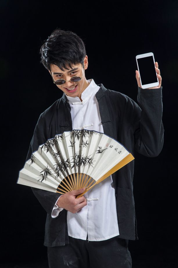 戴墨镜的青年男人 戴墨镜的青年男人