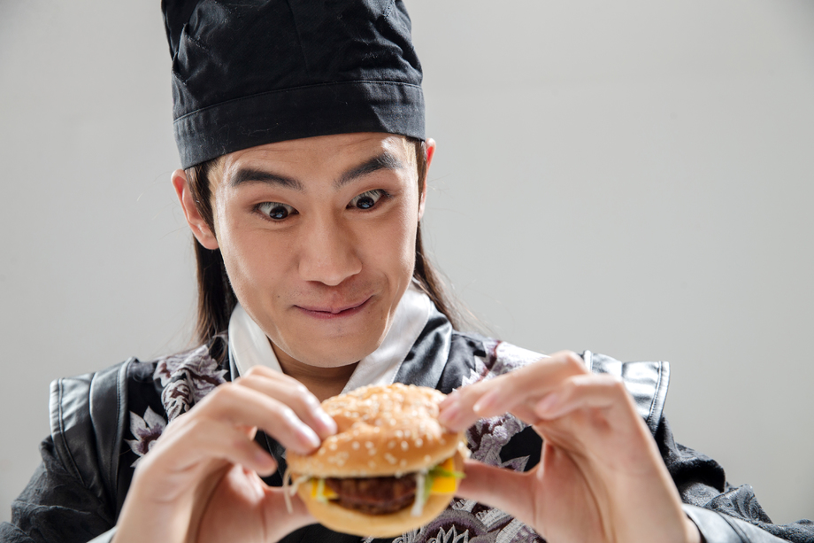 吃汉堡的青年男人 吃汉堡的青年男人