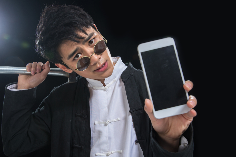 古装男子拿着手机 古装男子拿着手机