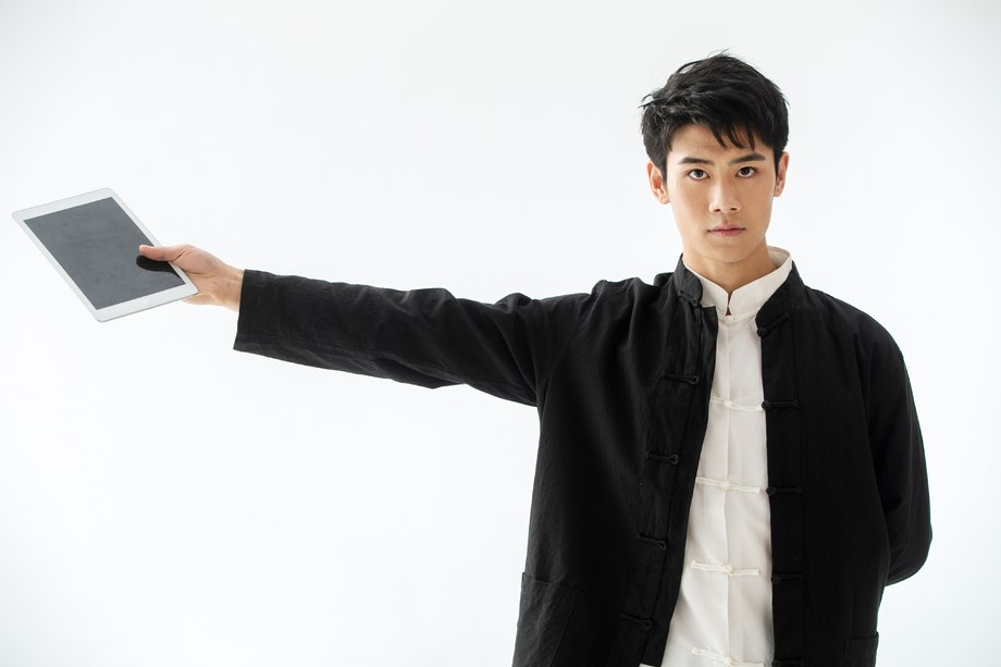青年男人拿着平板电脑图片 青年男人拿着平板电脑图片