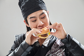 吃汉堡的青年男人