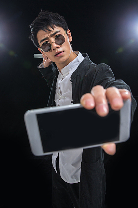 古装男子拿着手机