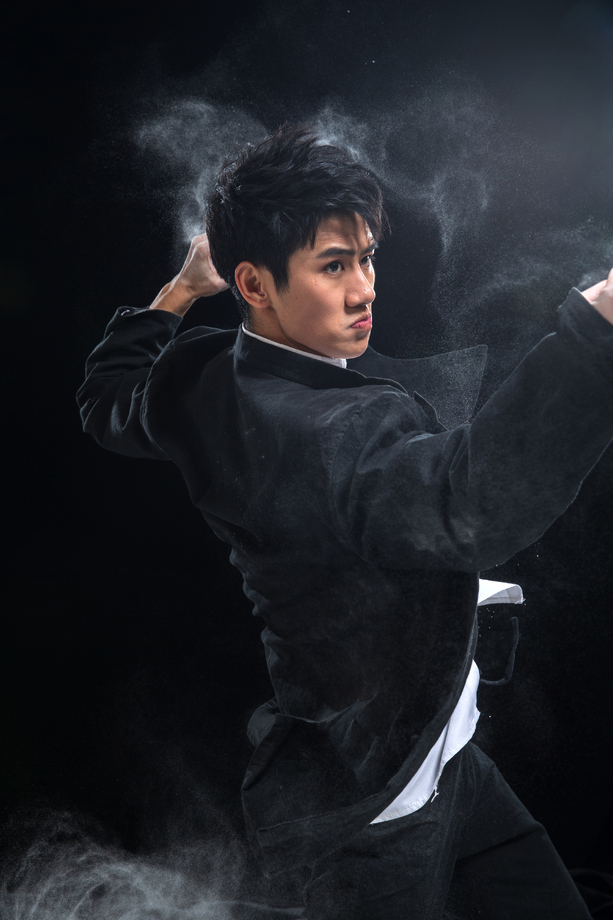 练武术的青年男人 练武术的青年男人