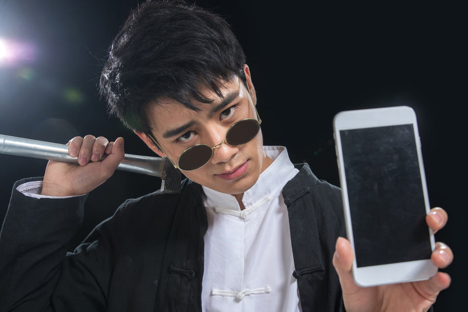 古装男子拿着手机 古装男子拿着手机