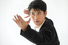 练武术的青年男人