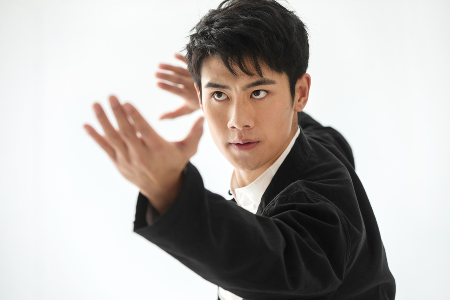 练武术的青年男人 练武术的青年男人